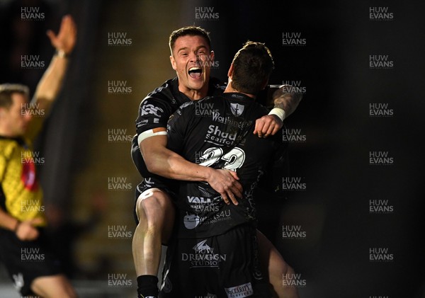 040120 - Dragons v Ospreys - Guinness PRO14 - Adam Warren (23) of Dragons celebrates his try with Tavis Knoyle