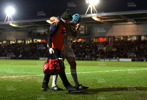 040120 - Dragons v Ospreys - Guinness PRO14 - Justin Tipuric of Ospreys leaves the pitch with an injury