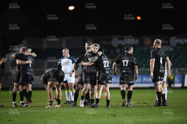 040120 - Dragons v Ospreys - Guinness Pro 14 - Dragons players celebrate their win