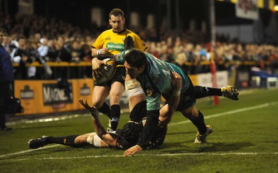 27.03.10 - Newport-Gwent Dragons v Ospreys - Magners League - James Hook of Ospreys beats Luke Charteris of Newport-Gwent Dragons to score try. 