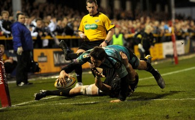 27.03.10 - Newport-Gwent Dragons v Ospreys - Magners League - James Hook of Ospreys beats Luke Charteris of Newport-Gwent Dragons to score try. 