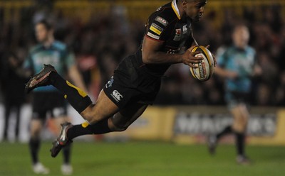 27.03.10 - Newport-Gwent Dragons v Ospreys - Magners League - Aled Brew of Newport-Gwent Dragons runs in to score try. 