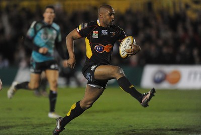 27.03.10 - Newport-Gwent Dragons v Ospreys - Magners League - Aled Brew of Newport-Gwent Dragons runs in to score try. 