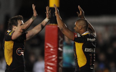 27.03.10 - Newport-Gwent Dragons v Ospreys - Magners League - Aled Brew of Newport-Gwent Dragons celebrates his try with Matthew Watkins. 