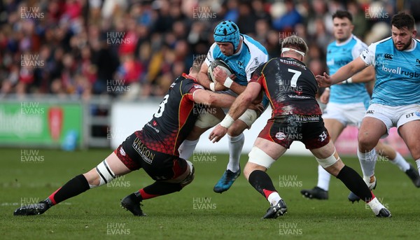 301218 - Dragons v Ospreys - Guinness PRO14 - Justin Tipuric of Ospreys is tackled by Harrison Keddie and Aaron Wainwright of Dragons