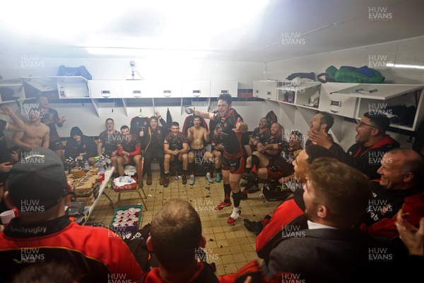 301218 - Dragons v Ospreys - Guinness PRO14 - James Benjamin of Dragons sings a song to the team in the changing rooms
