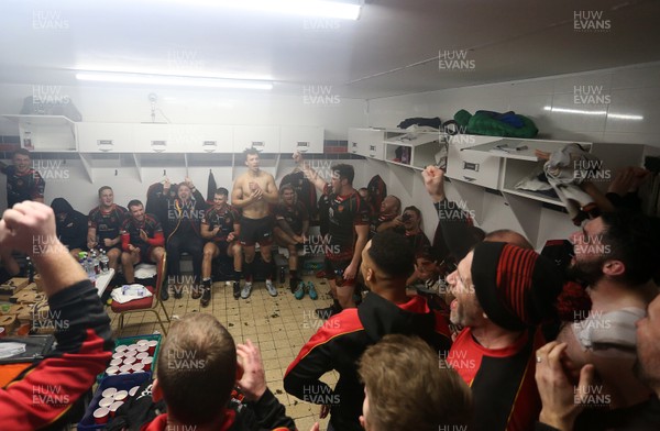 301218 - Dragons v Ospreys - Guinness PRO14 - James Benjamin of Dragons sings a song to the team in the changing rooms