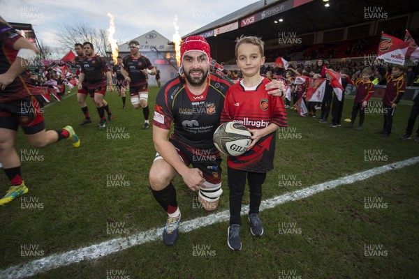 301218 - Dragons v Ospreys - Guinness PRO14 - Cory Hill of Dragons runs out with mascot