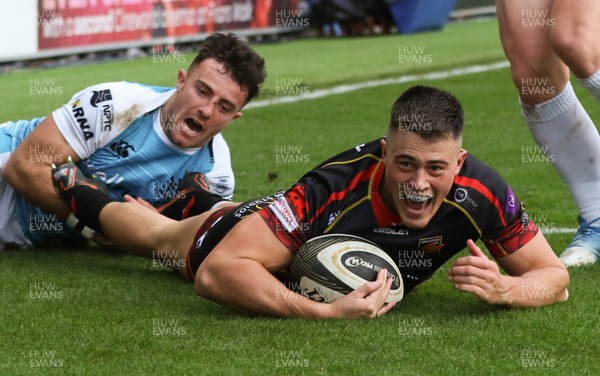 301218 - Dragons v Ospreys, Guinness PRO14 - Jared Rosser of Dragons races in to score try