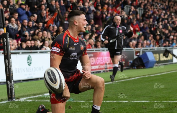 301218 - Dragons v Ospreys, Guinness PRO14 - Jared Rosser of Dragons celebrates after he races in to score try