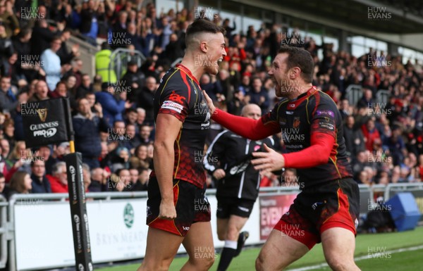 301218 - Dragons v Ospreys, Guinness PRO14 - Jared Rosser of Dragons celebrates with Adam Warren of Dragons after he races in to score try