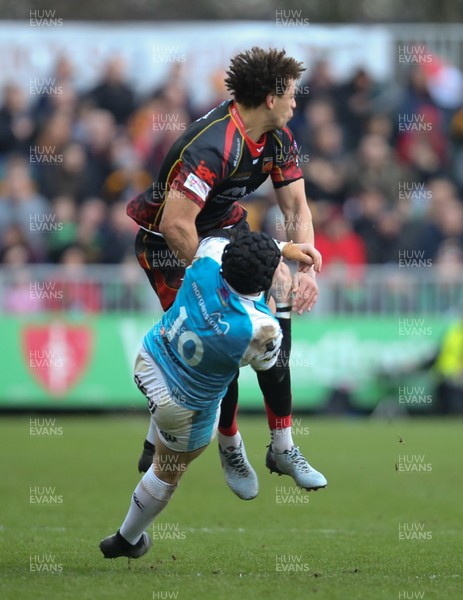 301218 - Dragons v Ospreys, Guinness PRO14 - Sam Davies of Ospreys collides with Zane Kirchner of Dragons as they compete for the ball