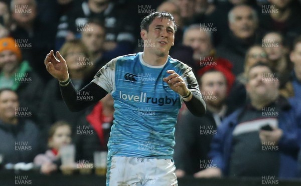 301218 - Dragons v Ospreys, Guinness PRO14 - Sam Davies of Ospreys looks on and realises his last minute kick has missed