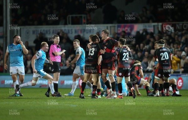 301218 - Dragons v Ospreys, Guinness PRO14 - Dragons players celebrate the victory on the final whistle