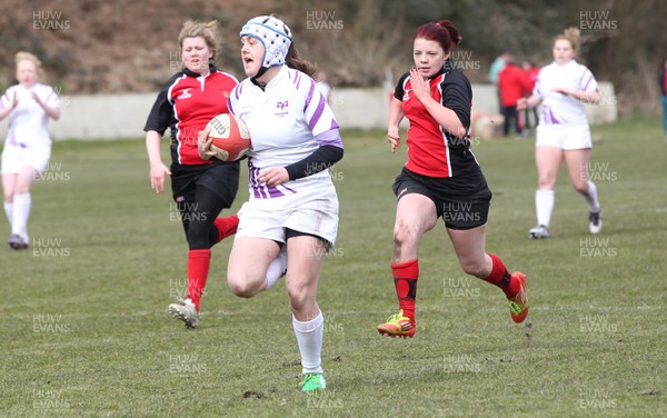 070413 - Dragons u18 Women v Ospreys u18 Women, Cross Keys - Ospreys Hannah Jones runs in to score try 