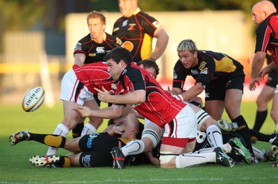 22.08.08...Newport Gwent Dragons v Saracens, pre-season friendly Saracens Michael owen feeds the ball out 