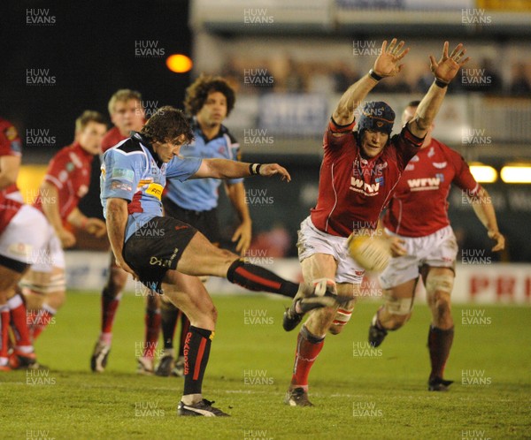 01.01.07 - Newport Gwent Dragons v Llanelli Scarlets Magners League Rugby Scarlets' Simon Easterby tries to charge down a kick from Dragons' Andy Williams 