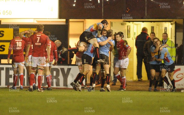 01.01.07 - Newport Gwent Dragons v Llanelli Scarlets Magners League Rugby Dragons players celebrate their last gasp win 