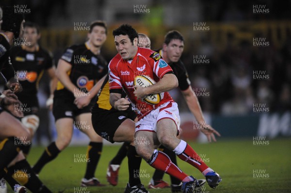 10.09.08 Dragons v Llanelli Scarlets... Scarlets Stephen Jones tries to find a way through. 