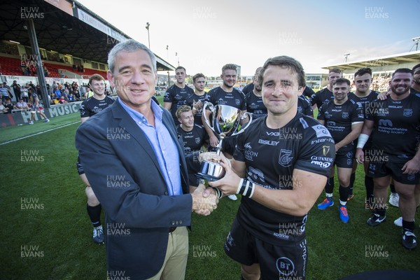 140919 - Dragons v Scarlets - Pre Season Friendly - Captain Rhodri Williams of Dragons and team mated receive the Worthington's Cup