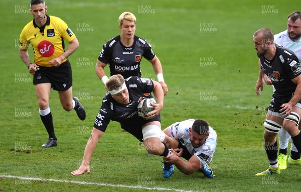 160521 - Dragons v Ospreys - Guinness PRO14 Rainbow Cup - Ben Carter of Dragons is tackled by Gareth Thomas of Ospreys