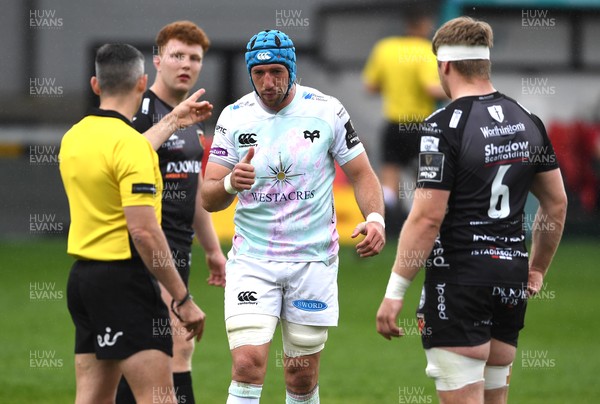 160521 - Dragons v Ospreys - Guinness PRO14 Rainbow Cup - Referee Frank Murphy talks to Justin Tipuric of Ospreys and Aaron Wainwright of Dragons