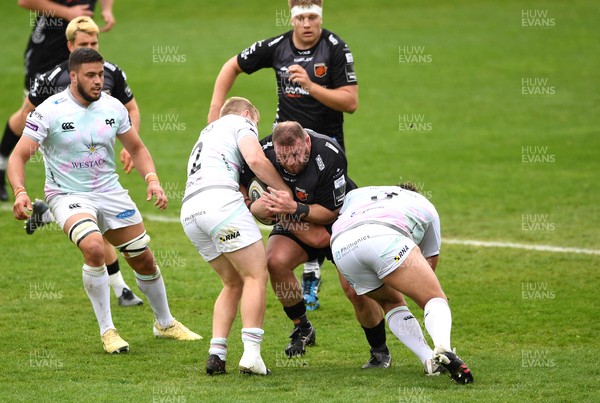 160521 - Dragons v Ospreys - Guinness PRO14 Rainbow Cup - Greg Bateman of Dragons is tackled by Keiran Williams and Tom Botha of Ospreys