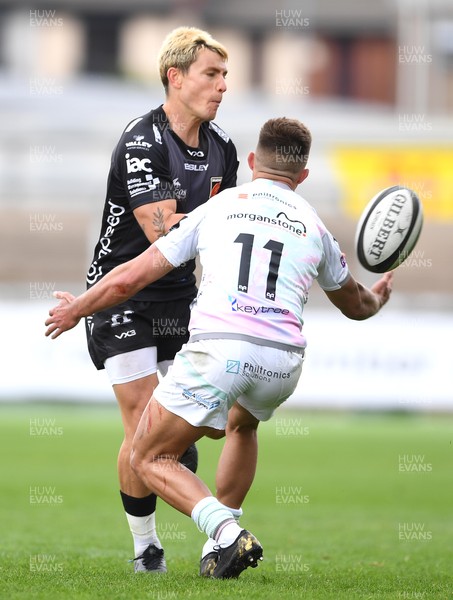 160521 - Dragons v Ospreys - Guinness PRO14 Rainbow Cup - Gonzalo Bertranou of Dragons gets the ball away as Dewi Cross of Ospreys closes in