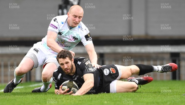 160521 - Dragons v Ospreys - Guinness PRO14 Rainbow Cup - Jonah Holmes of Dragons runs in to score try