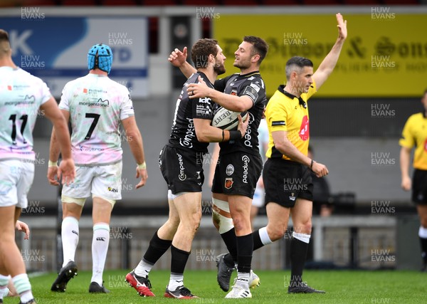 160521 - Dragons v Ospreys - Guinness PRO14 Rainbow Cup - Jonah Holmes of Dragons celebrates scoring his second try with Josh Lewis