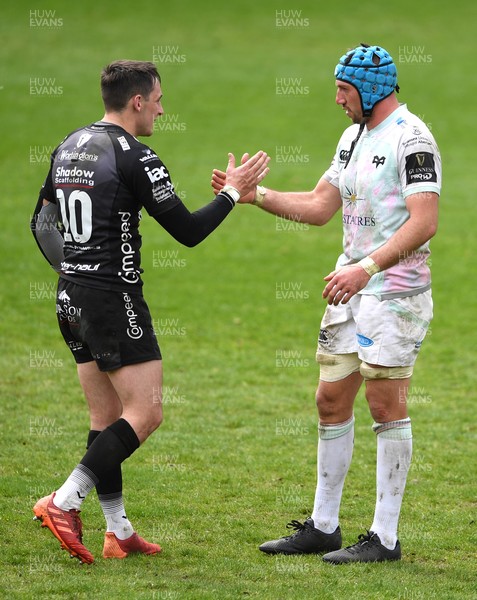 160521 - Dragons v Ospreys - Guinness PRO14 Rainbow Cup - Sam Davies of Dragons and Justin Tipuric of Ospreys at the end of the game