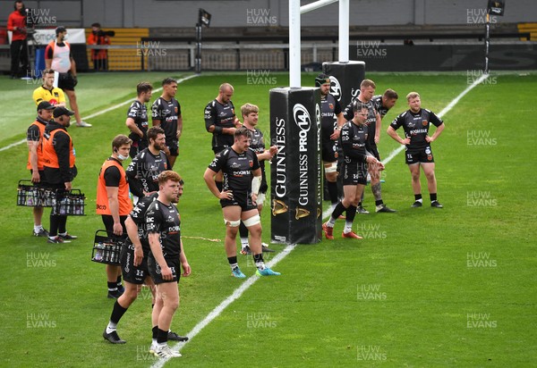 160521 - Dragons v Ospreys - Guinness PRO14 Rainbow Cup - Dragons players look dejected