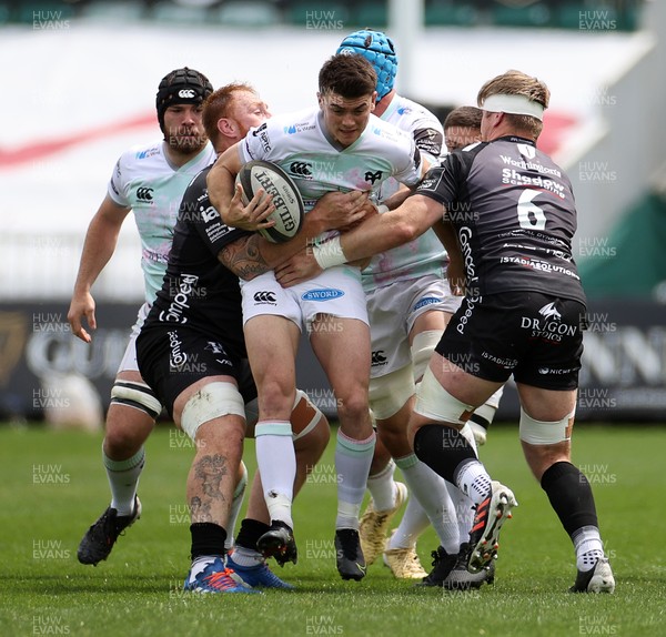 160521 - Dragons v Ospreys - Guinness PRO14 Rainbow Cup - Reuben Morgan-Williams of Ospreys is tackled by Dan Baker and Aaron Wainwright of Dragons