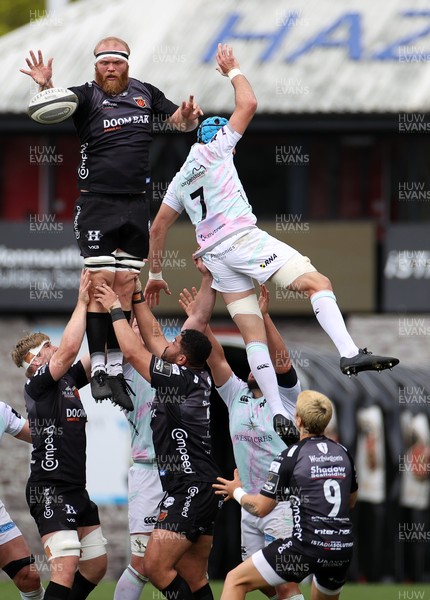 160521 - Dragons v Ospreys - Guinness PRO14 Rainbow Cup - Joe Davies of Dragons wins the line out