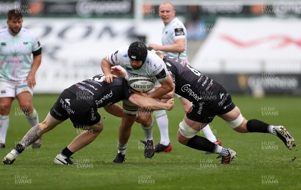 160521 - Dragons v Ospreys - Guinness PRO14 Rainbow Cup - Morgan Morris of Ospreys is tackled by Jack Dixon and Aaron Wainwright of Dragons