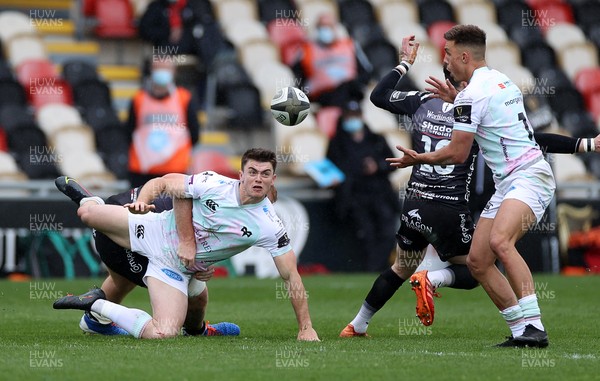 160521 - Dragons v Ospreys - Guinness PRO14 Rainbow Cup - Reuben Morgan-Williams of Ospreys is tackled by Dan Baker of Dragons as he passes to Dewi Cross who goes onto score