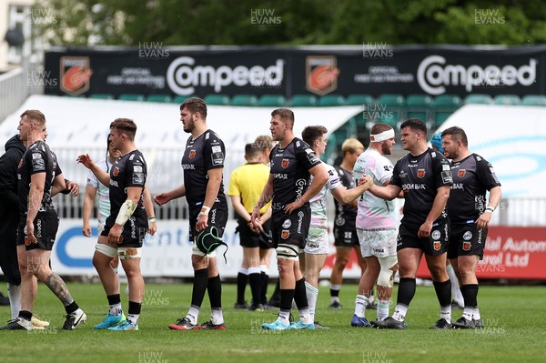 160521 - Dragons v Ospreys - Guinness PRO14 Rainbow Cup - Teams shake hands at full time
