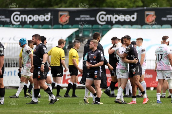 160521 - Dragons v Ospreys - Guinness PRO14 Rainbow Cup - Teams shake hands at full time
