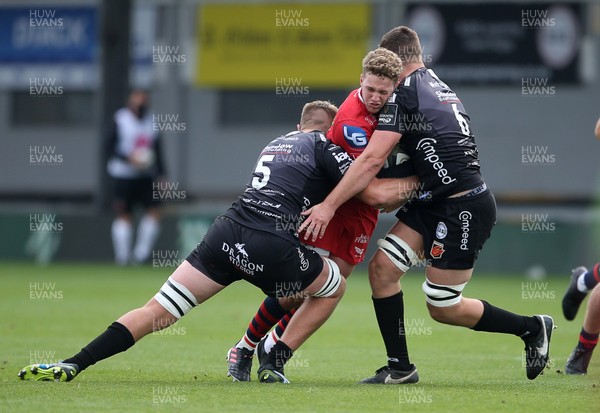 161020 - Dragons v Scarlets - Friendly - Angus O'Brien of Scarlets is tackled by Joe Maksymiw and Huw Taylor of Dragons