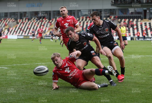 161020 - Dragons v Scarlets - Friendly - Sam Costelow of Scarlets is challenged by Joe Thomas and Jared Rosser of Dragons