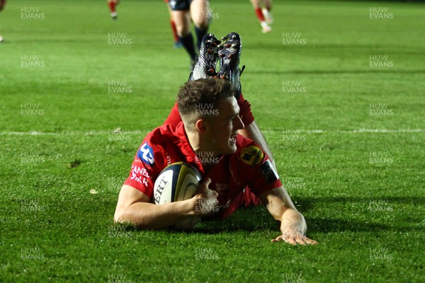 171117 Dragons v Wasps - Anglo-Welsh Cup -  Tom Lewis of Scarlets scores a try 