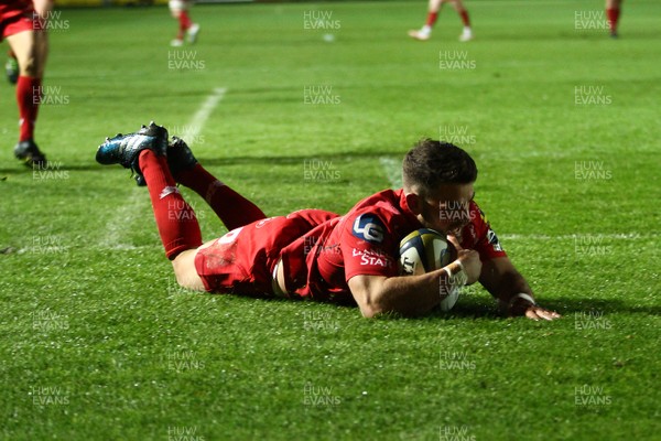 171117 Dragons v Wasps - Anglo-Welsh Cup -  Rhodri Jones of Scarlets scores a try 