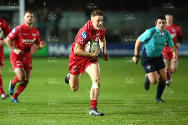 171117 Dragons v Wasps - Anglo-Welsh Cup -  Tom Lewis of Scarlets races in to score a try 