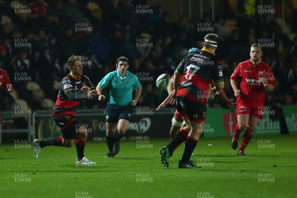 171117 Dragons v Wasps - Anglo-Welsh Cup -  Gavin Henson of Dragons spreads the ball wide 