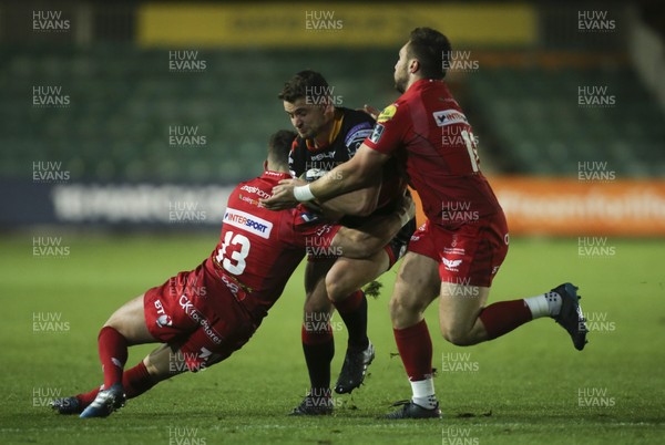 171117 - Dragons v Scarlets, Anglo-Welsh Cup - Joe Thomas of Dragons is tackled by Rhodri Jones of Scarlets and Billy McBryde of Scarlets