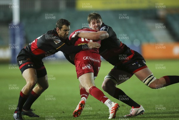 171117 - Dragons v Scarlets, Anglo-Welsh Cup - Jack Maynard of Scarlets is tackled by Adam Warren of Dragons and Matthew Screech of Dragons