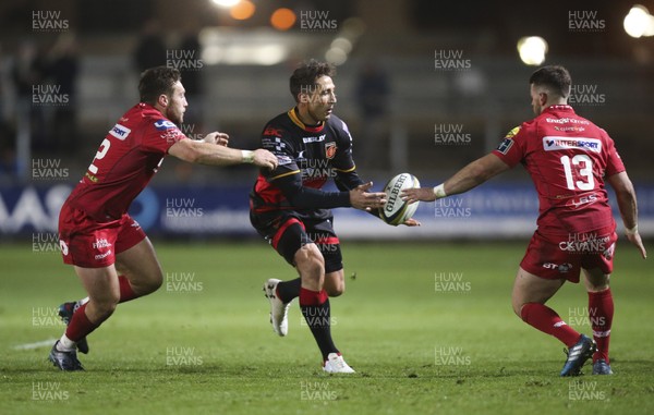 171117 - Dragons v Scarlets, Anglo-Welsh Cup - Gavin Henson of Dragons takes on Billy McBryde of Scarlets and Rhodri Jones of Scarlets