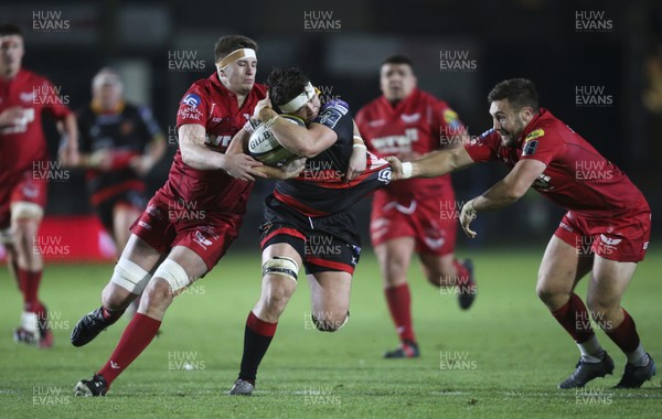 171117 - Dragons v Scarlets, Anglo-Welsh Cup - James Benjamin of Dragons charges at the Scarlets defence