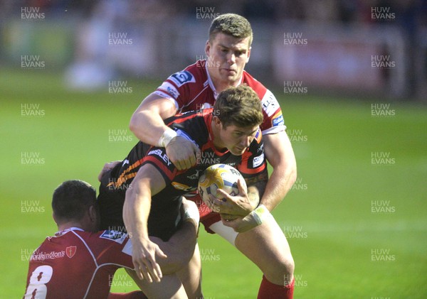 200913 - Dragons v Scarlets - RaboDirect PRO12Ross Wardle of Dragons, is tackled by Steven Shingler of Scarlets(c) Huw Evans Picture Agency