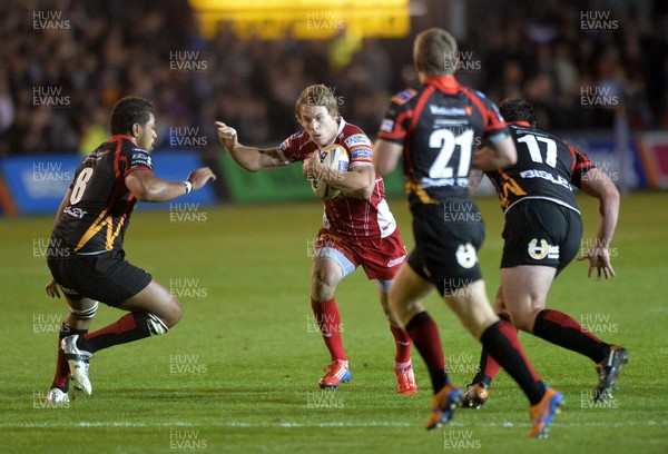 200913 - Dragons v Scarlets - RaboDirect PRO12Liam WIlliams of Scarlets sports a gap in the Dragons defence (c) Huw Evans Picture Agency